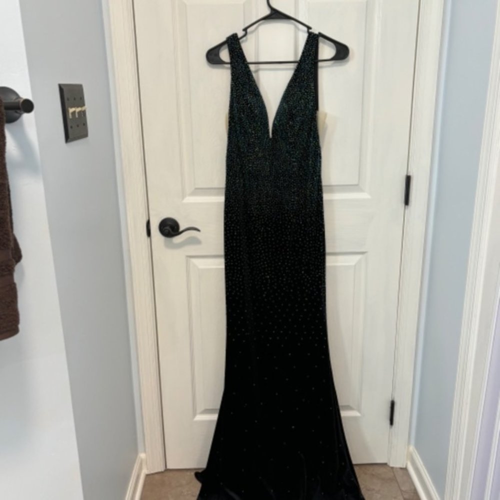 PROM DRESS NEW! NEVER WORN  BLACK VELVET SEQUIN  SIZE 6 $100 or b/o